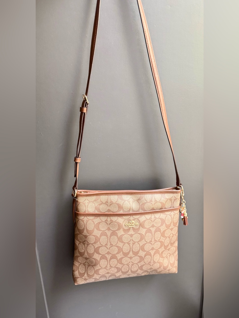 Coach Signature File Bag Crossbody
Khaki Saddle Brown